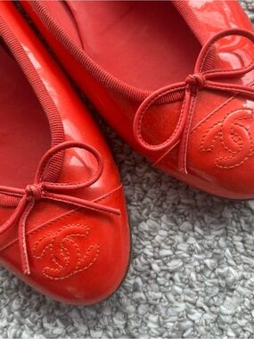CHANEL Red Patent Leather CC Logo Ballet Flats